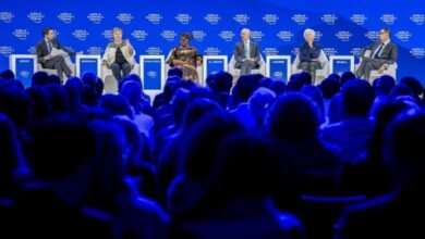 23 يناير 2026، مديرة صندوق النقد الدولي كريســتالينا غورغييفا (الثانية من اليســار) تلقي كلمة في اليوم الختامي للاجتماع السنوي للمنتدى االقتصادي العالمي 2026 في دافوس بسويسرا.